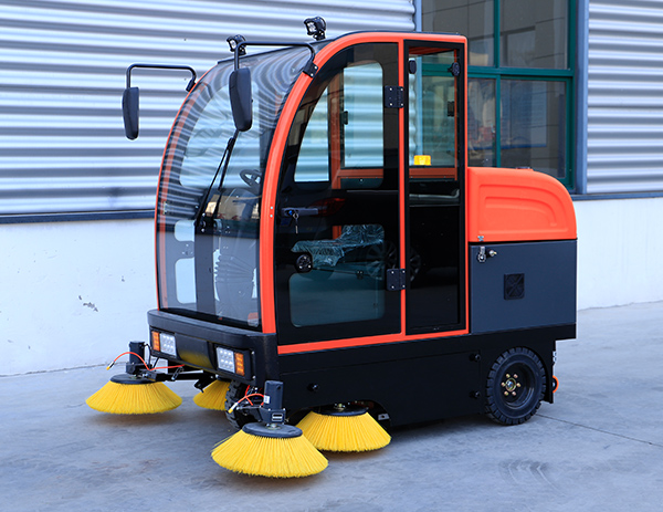 全封閉駕駛式S-6雙吸風(fēng)掃地車(chē)